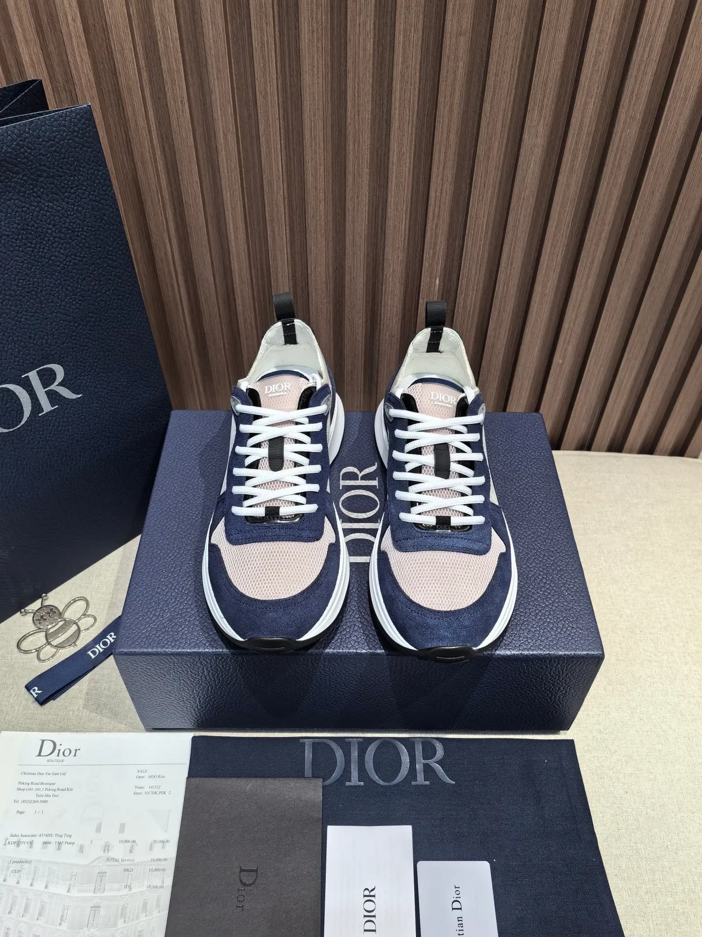 Factory price: 440💰 🔍Top purchasing agent🇮🇹 Dior's super-popular sports shoes, popular for street men, are synchronized with the new product counters. The uppers are made of Italian original imported cowhide and matched with D's customized fabrics. It is a must-have for fashionistas. The complex craftsmanship is perfectly reproduced. Imported soft cowhide foot pads, soles: original soles specially provided by the original factory, exclusive movable molded soles are super comfortable, original factory follow-up goods, 🔍🔍high quality, you can enter and exit the counter at will, welcome to compare, code number 38-45 (46 can be customized and cannot be returned or exchanged)